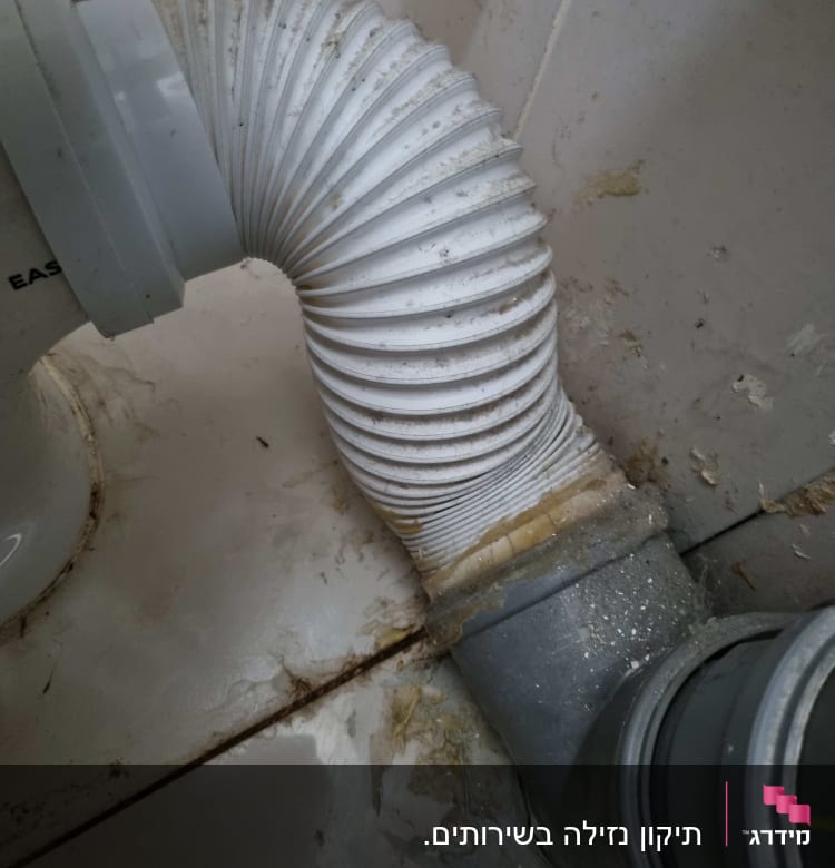 צינור גמיש מחובר לצינור מתכת במערכת אינסטלציה